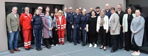 Gruppenfoto der Teilnehmenden des regionalen Dialogforums am 08.04.2025 bei der Landespolizeidirektion Eisenstadt – Vertreter:innen der Polizei, Rettung und verschiedener burgenländischer Organisationen stehen nebeneinander auf einer Terrasse.