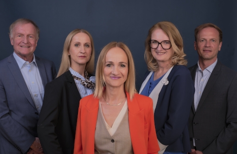 Gruppenbild d. Präsidiums v.l.n.r.: Dr. Wolfgang Schimböck, MSc LLM MBA (1. Vizepräsident), Magª Ines Gstrein (2. Vizepräsidentin), Magª Barbara Haid, MSc (Präsidentin), Béa Pall (Schriftführerin), Mag. Mag. Dr. Markus Böckle, MSc (Kassier) © R. Gstrein