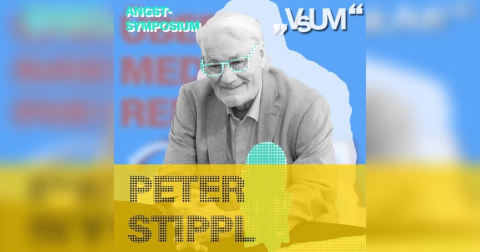 Bild von Peter Stippl mit Mikro zur Podcast-Folge Angst bedeutet Enge
