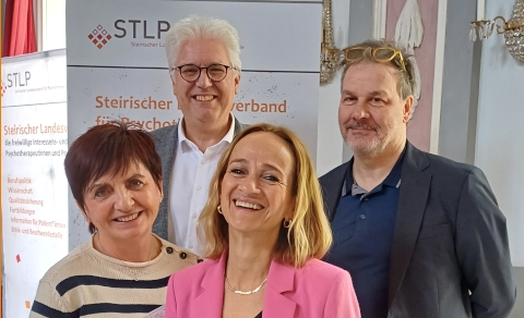 V.l.n.r.: Ingrid Jagiello (STLP-Vorsitzende), Andreas Huss (ÖGK-Obmann), Barbara Haid (ÖBVP-Präsidentin) und Golli Maboe © OEBVP V.l.n.r.: Ingrid Jagiello (STLP-Vorsitzende), Andreas Huss (ÖGK-Obmann), Barbara Haid (ÖBVP-Präsidentin) und Golli Maboe © OEBVP