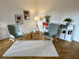 Bild des Praxissraums, Teppich und 2 Fauteuils Bild des Praxissraums, Teppich und 2 Fauteuils