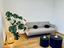Foto von Praxisraum mit grauem Sofa Foto von Praxisraum mit grauem Sofa