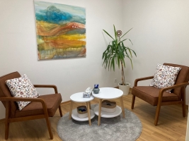 Foto des Praxisraums: 2 dunkelbraune Stühle und Couchtisch Foto des Praxisraums: 2 dunkelbraune Stühle und Couchtisch