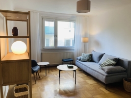 Foto Raum 1 der Praxis: Möbel,Tischchen und graues Sofa
