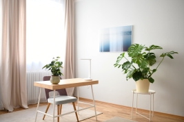 Raum Blau der Salvatorräume mit Schreibtisch