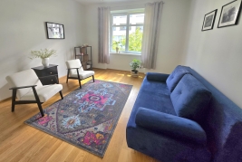 Foto Praxisraum mit blauem Sofa Foto Praxisraum mit blauem Sofa