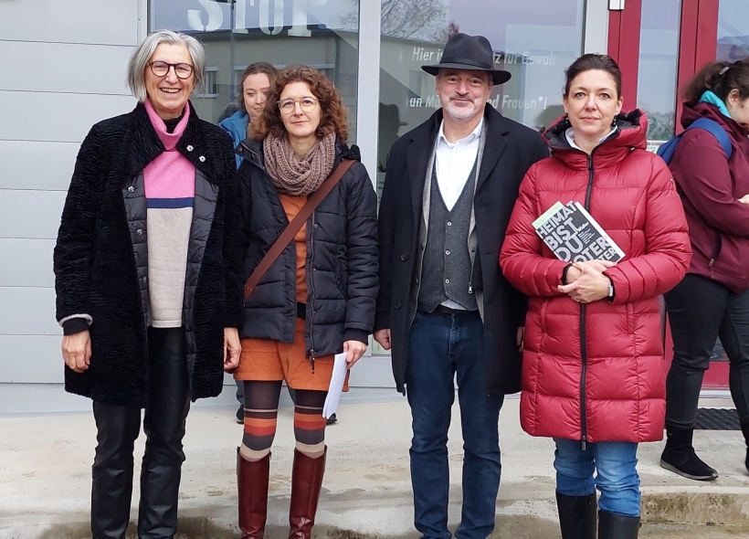 Mehrere Menschen stehen vor der Frauenberatungsstelle Oberwart.