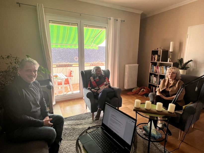 Drei BLP-Mitglieder sitzen in einem Raum während ihrer redaktionellen Besprechung. V.l.n.r. im Bild: Alexander Mladenow, Mag.ª Mariana Schmitt und Mag.ª Vera Patek