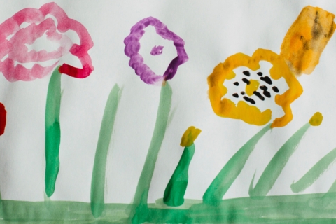 Bild von mit Wasserfarben gemalten Blumen in Rosa, Rot, Lila, Gelb und Blau