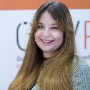 Christine Keinprecht, BA © ÖBVP Porträtfoto von Christine Keinprecht, BA. Sie hat lange braune Haare, lächelt und trägt eine grüne Strickjacke.