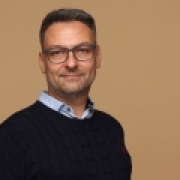 Portraitfoto Sascha Peter Frister