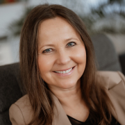 Portraitfoto Mag.a Cornelia Huber