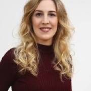 Portraitfoto Mag.a Julia Dier