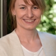 Portraitfoto Mag.a Katharina Lawicka, BA pth.