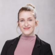 Portraitfoto Carina Schramek, Ba, MA