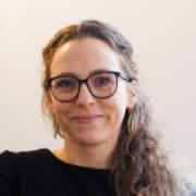 Portraitfoto Dr.in med. univ. Carina Gigler, MSc