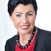 Portraitfoto Dr.in Eveline Mahdavi