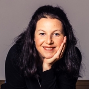 Portraitfoto MMag.a Tina Treschnitzer