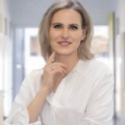 Portraitfoto Mag.a Tanja Neumann