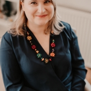 Portraitfoto Mag.a Miriam Kerzendorfer