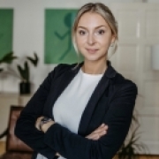 Portraitfoto Mag.a Denise Schwarz