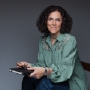 Portraitfoto Dr.in MMag.a Claudia Paganini