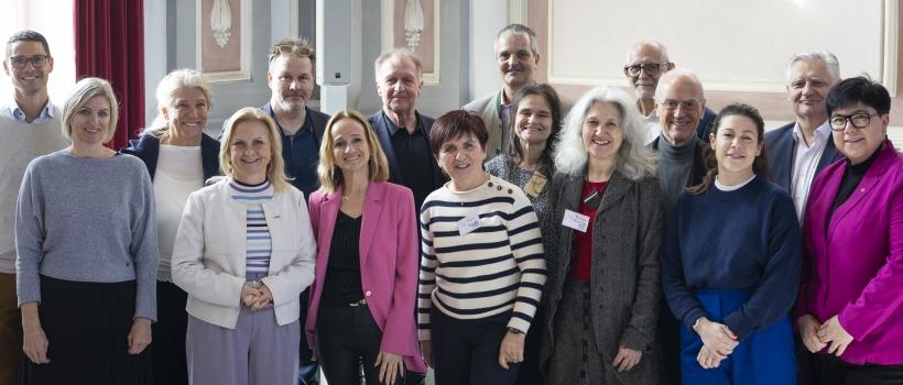 Gruppenfoto-Wirtschaftsfrühstück