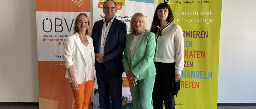 Foto der Pressekonferenz mit den Redner:innen (von links nach rechts) ÖBVP-Präsidentin Mag.a Barbara Haid MSc., Bundesminister Johannes Rauch, BÖP-Präsidentin a.o. Univ.-Prof.in Dr.in Beate Wimmer-Puchinger und Mag.a Daniela Kern-Stoiber MSc