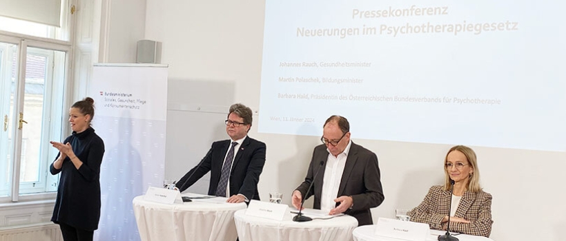 Foto der Pressekonferenz mit den Redner:innen (von links nach rechts) Bildungsminister Martin Polaschek, Gesundheitsminister Johannes Rauch und ÖBVP-Präsidentin Barbara Haid