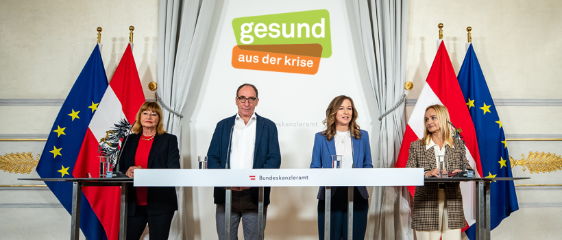 Foto der Pressekonferenz mit den Redner:innen (von links nach rechts) BÖP-Präsidentin a.o. Univ.-Prof.in Dr.in Beate Wimmer-Puchinger, Bundesminister Johannes Rauch, Jugendstaatssekretärin Claudia Plakolm und ÖBVP-Präsidentin Mag.a Barbara Haid MSc.