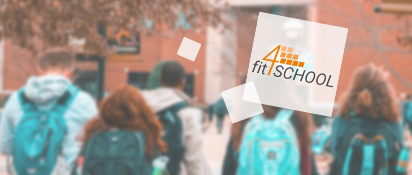 Logo von fit4SCHOOL in orange und grau sowie das Foto einer Gruppe Schüler:innen, die von der Kamera abgewandt auf das Schulgebäude zugehen.